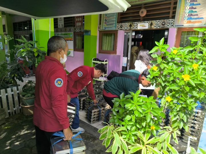 Senin, 08 November 2025, Kelurahan Karang Anyar melakukan monitoring dan kunjungan ke SDN 021 Sungai Kunjang Jalan Meranti RT.017 terkait program pembagian Makan Bergizi Gratis.