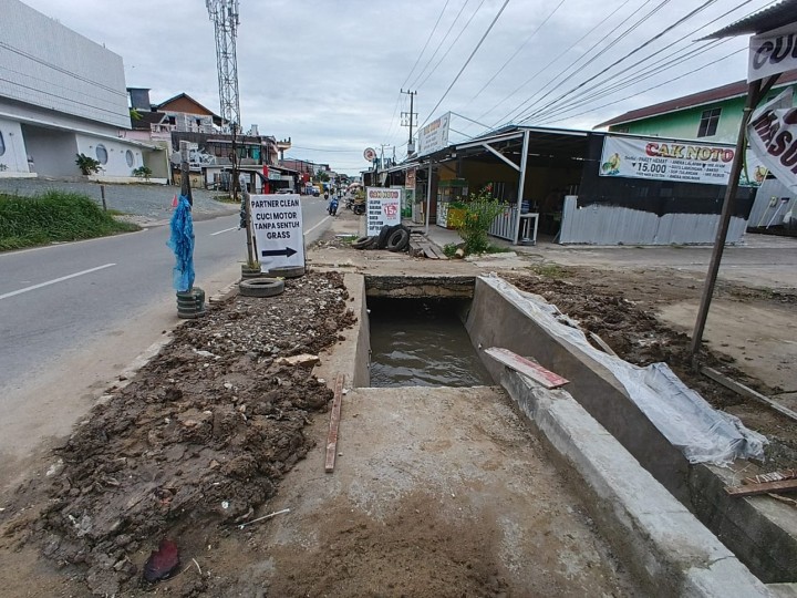 Selasa, 09 Desember 2025, Kelurahan Karang Anyar melakukan monitoring kegiatan perbaikan pondasi parit di 2 titik Jalan Banggeris