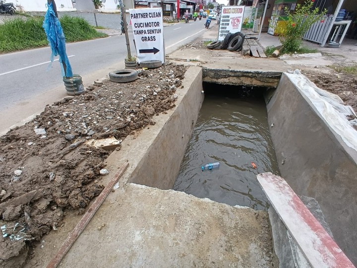 Selasa, 09 Desember 2025, Kelurahan Karang Anyar melakukan monitoring kegiatan perbaikan pondasi parit di 2 titik Jalan Banggeris