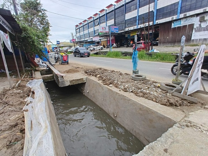 Selasa, 09 Desember 2025, Kelurahan Karang Anyar melakukan monitoring kegiatan perbaikan pondasi parit di 2 titik Jalan Banggeris