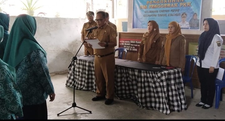 Selasa, 09 Desember 2025, TP PKK Kelurahan Karang Anyar melaksanakan kegiatan pengukuhan para Pengurus TP PKK Kelurahan Karang Anyar untuk periode 2025-2030