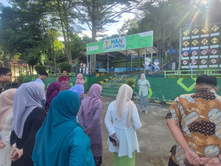 Senin, 22 Desember 2025, Kelurahan Karang Anyar melaksanakan Apel sekaligus mengikuti arahan dari Surat Edaran Wali Kota Samarinda terkait pemakaian pakaian kebaya dan batik bagi pegawai Pemerintah Kota Samarinda dalam rangka peringatan Hari Ibu 22 Desember.