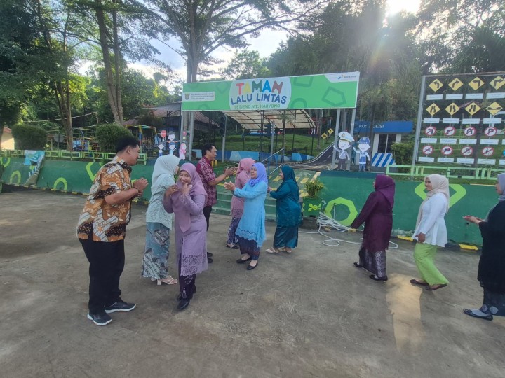 Senin, 22 Desember 2025, Kelurahan Karang Anyar melaksanakan Apel sekaligus mengikuti arahan dari Surat Edaran Wali Kota Samarinda terkait pemakaian pakaian kebaya dan batik bagi pegawai Pemerintah Kota Samarinda dalam rangka peringatan Hari Ibu 22 Desember.