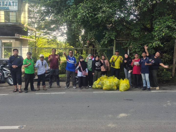 Minggu, 29 Desember 2025, Kelurahan Karang Anyar menjalankan kegiatan aksi pungut sampah di sepanjang jalan MT. Haryono-Jalan Tengkawang bersama PKK Kelurahan, Karang Taruna Kelurahan, Para Ketua RT, Dasawisma RT.015 dan hadir Camat Sungai Kunjang melakukan monitoring dan turut membantu mengumpulkan sampah.