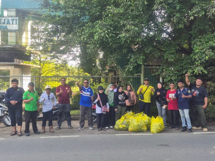 Minggu, 29 Desember 2025, Kelurahan Karang Anyar menjalankan kegiatan aksi pungut sampah di sepanjang jalan MT. Haryono-Jalan Tengkawang bersama PKK Kelurahan, Karang Taruna Kelurahan, Para Ketua RT, Dasawisma RT.015 dan hadir Camat Sungai Kunjang melakukan monitoring dan turut membantu mengumpulkan sampah.