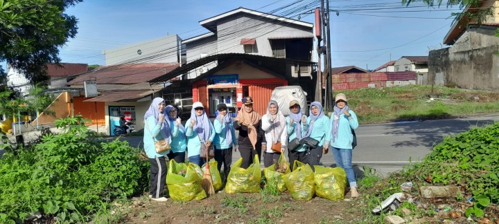 Minggu, 29 Desember 2025, Kelurahan Karang Anyar menjalankan kegiatan aksi pungut sampah di sepanjang jalan MT. Haryono-Jalan Tengkawang bersama PKK Kelurahan, Karang Taruna Kelurahan, Para Ketua RT, Dasawisma RT.015 dan hadir Camat Sungai Kunjang melakukan monitoring dan turut membantu mengumpulkan sampah.