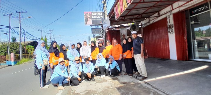 Minggu, 29 Desember 2025, Kelurahan Karang Anyar menjalankan kegiatan aksi pungut sampah di sepanjang jalan MT. Haryono-Jalan Tengkawang bersama PKK Kelurahan, Karang Taruna Kelurahan, Para Ketua RT, Dasawisma RT.015 dan hadir Camat Sungai Kunjang melakukan monitoring dan turut membantu mengumpulkan sampah.