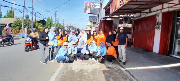 Minggu, 29 Desember 2025, Kelurahan Karang Anyar menjalankan kegiatan aksi pungut sampah di sepanjang jalan MT. Haryono-Jalan Tengkawang bersama PKK Kelurahan, Karang Taruna Kelurahan, Para Ketua RT, Dasawisma RT.015 dan hadir Camat Sungai Kunjang melakukan monitoring dan turut membantu mengumpulkan sampah.