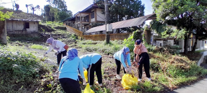 Minggu, 29 Desember 2025, Kelurahan Karang Anyar menjalankan kegiatan aksi pungut sampah di sepanjang jalan MT. Haryono-Jalan Tengkawang bersama PKK Kelurahan, Karang Taruna Kelurahan, Para Ketua RT, Dasawisma RT.015 dan hadir Camat Sungai Kunjang melakukan monitoring dan turut membantu mengumpulkan sampah.