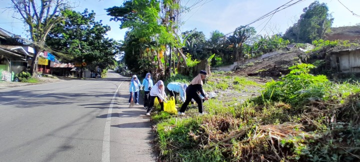 Minggu, 29 Desember 2025, Kelurahan Karang Anyar menjalankan kegiatan aksi pungut sampah di sepanjang jalan MT. Haryono-Jalan Tengkawang bersama PKK Kelurahan, Karang Taruna Kelurahan, Para Ketua RT, Dasawisma RT.015 dan hadir Camat Sungai Kunjang melakukan monitoring dan turut membantu mengumpulkan sampah.