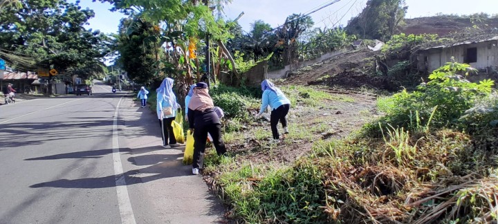 Minggu, 29 Desember 2025, Kelurahan Karang Anyar menjalankan kegiatan aksi pungut sampah di sepanjang jalan MT. Haryono-Jalan Tengkawang bersama PKK Kelurahan, Karang Taruna Kelurahan, Para Ketua RT, Dasawisma RT.015 dan hadir Camat Sungai Kunjang melakukan monitoring dan turut membantu mengumpulkan sampah.