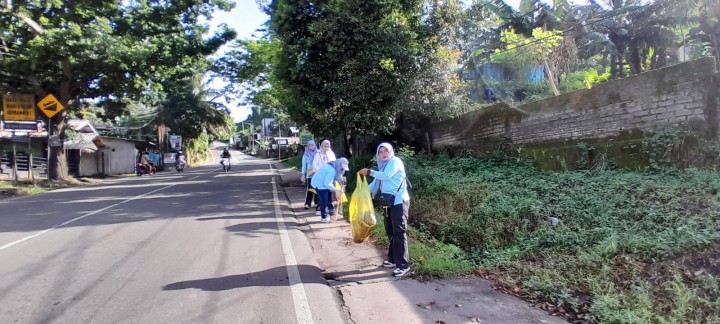 Minggu, 29 Desember 2025, Kelurahan Karang Anyar menjalankan kegiatan aksi pungut sampah di sepanjang jalan MT. Haryono-Jalan Tengkawang bersama PKK Kelurahan, Karang Taruna Kelurahan, Para Ketua RT, Dasawisma RT.015 dan hadir Camat Sungai Kunjang melakukan monitoring dan turut membantu mengumpulkan sampah.