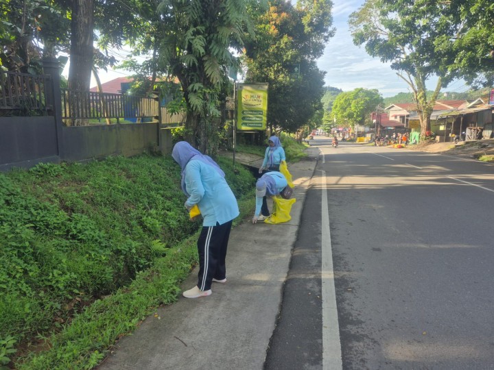 Minggu, 29 Desember 2025, Kelurahan Karang Anyar menjalankan kegiatan aksi pungut sampah di sepanjang jalan MT. Haryono-Jalan Tengkawang bersama PKK Kelurahan, Karang Taruna Kelurahan, Para Ketua RT, Dasawisma RT.015 dan hadir Camat Sungai Kunjang melakukan monitoring dan turut membantu mengumpulkan sampah.