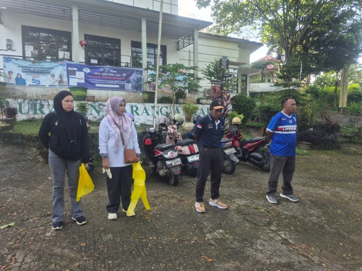Minggu, 29 Desember 2025, Kelurahan Karang Anyar menjalankan kegiatan aksi pungut sampah di sepanjang jalan MT. Haryono-Jalan Tengkawang bersama PKK Kelurahan, Karang Taruna Kelurahan, Para Ketua RT, Dasawisma RT.015 dan hadir Camat Sungai Kunjang melakukan monitoring dan turut membantu mengumpulkan sampah.