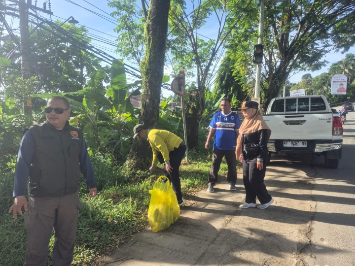 Minggu, 29 Desember 2025, Kelurahan Karang Anyar menjalankan kegiatan aksi pungut sampah di sepanjang jalan MT. Haryono-Jalan Tengkawang bersama PKK Kelurahan, Karang Taruna Kelurahan, Para Ketua RT, Dasawisma RT.015 dan hadir Camat Sungai Kunjang melakukan monitoring dan turut membantu mengumpulkan sampah.