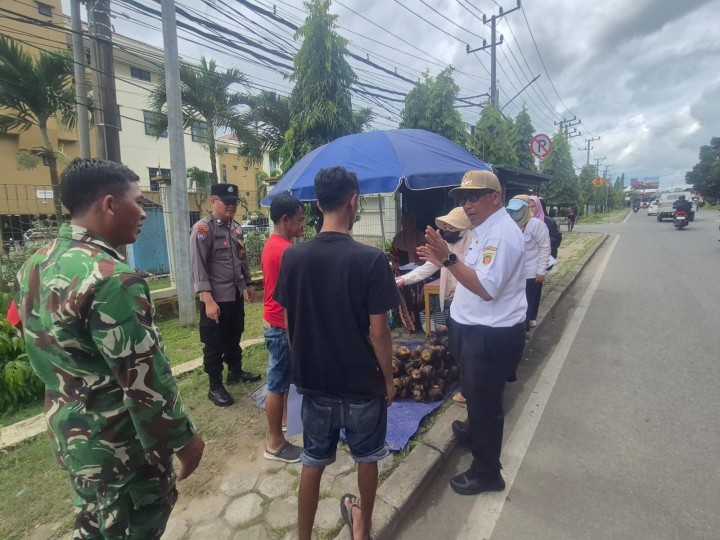 Rabu, 31 Desember 2025, Kelurahan Karang Anyar beserta unsur Keamanan dan Ketertiban Kelurahan Karang Anyar melaksanakan kegiatan pembagian dari Surat Edaran Dinas Lingkungan Hidup (DLH) Kota Samarinda Nomor: 600.4.15.5/2980/100.12 tertanggal 22 Desember 2025, mengenai Pengendalian Sampah Perayaan Tahun Baru 2026 kepada para pedagang musiman di Jalan-Jalan Kelurahan Karang Anyar.