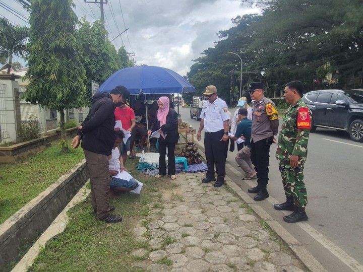 Rabu, 31 Desember 2025, Kelurahan Karang Anyar beserta unsur Keamanan dan Ketertiban Kelurahan Karang Anyar melaksanakan kegiatan pembagian dari Surat Edaran Dinas Lingkungan Hidup (DLH) Kota Samarinda Nomor: 600.4.15.5/2980/100.12 tertanggal 22 Desember 2025, mengenai Pengendalian Sampah Perayaan Tahun Baru 2026 kepada para pedagang musiman di Jalan-Jalan Kelurahan Karang Anyar.