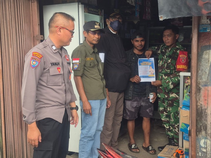 Rabu, 31 Desember 2025, Kelurahan Karang Anyar beserta unsur Keamanan dan Ketertiban Kelurahan Karang Anyar melaksanakan kegiatan pembagian dari Surat Edaran Dinas Lingkungan Hidup (DLH) Kota Samarinda Nomor: 600.4.15.5/2980/100.12 tertanggal 22 Desember 2025, mengenai Pengendalian Sampah Perayaan Tahun Baru 2026 kepada para pedagang musiman di Jalan-Jalan Kelurahan Karang Anyar.