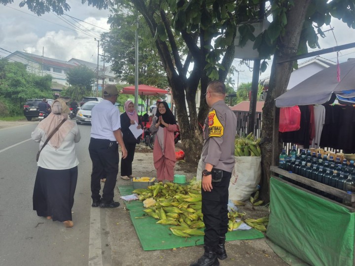 Rabu, 31 Desember 2025, Kelurahan Karang Anyar beserta unsur Keamanan dan Ketertiban Kelurahan Karang Anyar melaksanakan kegiatan pembagian dari Surat Edaran Dinas Lingkungan Hidup (DLH) Kota Samarinda Nomor: 600.4.15.5/2980/100.12 tertanggal 22 Desember 2025, mengenai Pengendalian Sampah Perayaan Tahun Baru 2026 kepada para pedagang musiman di Jalan-Jalan Kelurahan Karang Anyar.