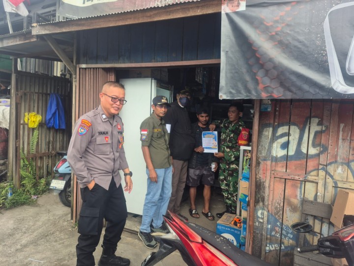 Rabu, 31 Desember 2025, Kelurahan Karang Anyar beserta unsur Keamanan dan Ketertiban Kelurahan Karang Anyar melaksanakan kegiatan pembagian dari Surat Edaran Dinas Lingkungan Hidup (DLH) Kota Samarinda Nomor: 600.4.15.5/2980/100.12 tertanggal 22 Desember 2025, mengenai Pengendalian Sampah Perayaan Tahun Baru 2026 kepada para pedagang musiman di Jalan-Jalan Kelurahan Karang Anyar.