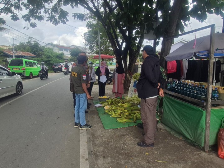 Rabu, 31 Desember 2025, Kelurahan Karang Anyar beserta unsur Keamanan dan Ketertiban Kelurahan Karang Anyar melaksanakan kegiatan pembagian dari Surat Edaran Dinas Lingkungan Hidup (DLH) Kota Samarinda Nomor: 600.4.15.5/2980/100.12 tertanggal 22 Desember 2025, mengenai Pengendalian Sampah Perayaan Tahun Baru 2026 kepada para pedagang musiman di Jalan-Jalan Kelurahan Karang Anyar.