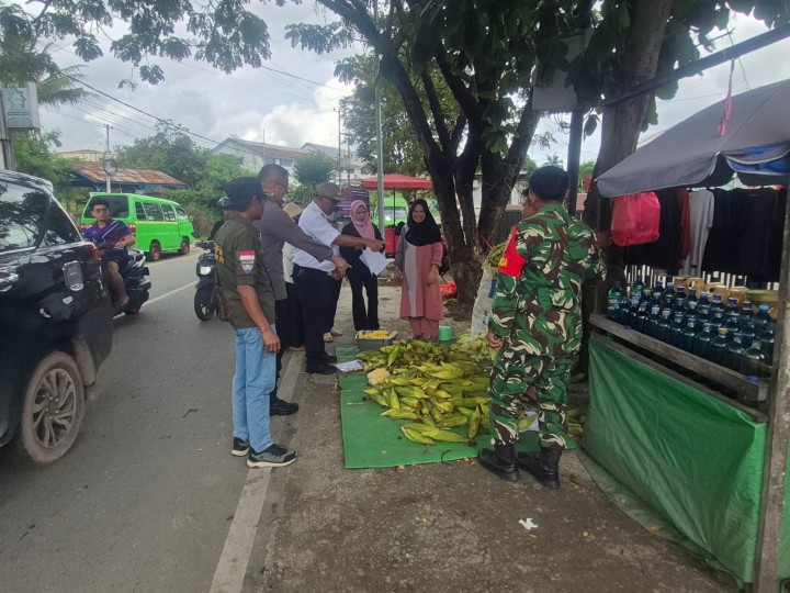 Rabu, 31 Desember 2025, Kelurahan Karang Anyar beserta unsur Keamanan dan Ketertiban Kelurahan Karang Anyar melaksanakan kegiatan pembagian dari Surat Edaran Dinas Lingkungan Hidup (DLH) Kota Samarinda Nomor: 600.4.15.5/2980/100.12 tertanggal 22 Desember 2025, mengenai Pengendalian Sampah Perayaan Tahun Baru 2026 kepada para pedagang musiman di Jalan-Jalan Kelurahan Karang Anyar.