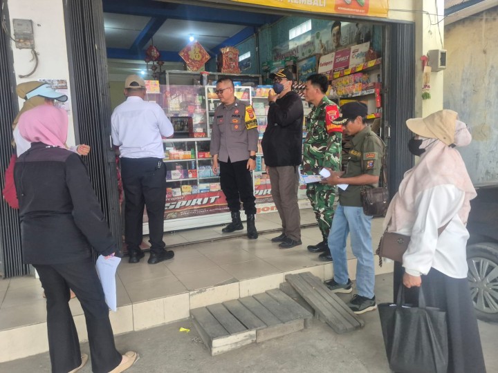 Rabu, 31 Desember 2025, Kelurahan Karang Anyar beserta unsur Keamanan dan Ketertiban Kelurahan Karang Anyar melaksanakan kegiatan pembagian dari Surat Edaran Dinas Lingkungan Hidup (DLH) Kota Samarinda Nomor: 600.4.15.5/2980/100.12 tertanggal 22 Desember 2025, mengenai Pengendalian Sampah Perayaan Tahun Baru 2026 kepada para pedagang musiman di Jalan-Jalan Kelurahan Karang Anyar.