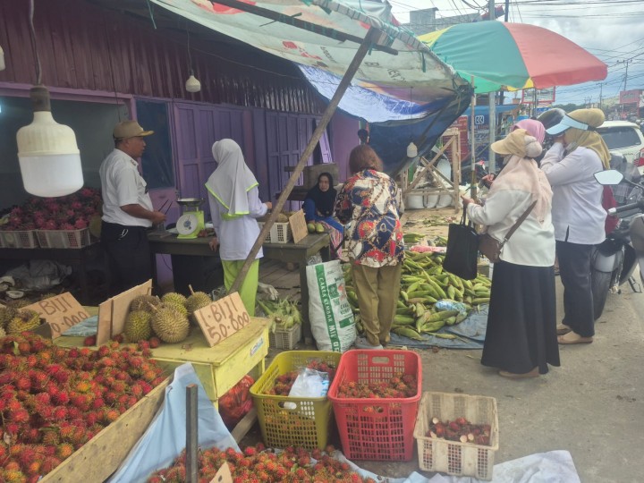 Rabu, 31 Desember 2025, Kelurahan Karang Anyar beserta unsur Keamanan dan Ketertiban Kelurahan Karang Anyar melaksanakan kegiatan pembagian dari Surat Edaran Dinas Lingkungan Hidup (DLH) Kota Samarinda Nomor: 600.4.15.5/2980/100.12 tertanggal 22 Desember 2025, mengenai Pengendalian Sampah Perayaan Tahun Baru 2026 kepada para pedagang musiman di Jalan-Jalan Kelurahan Karang Anyar.