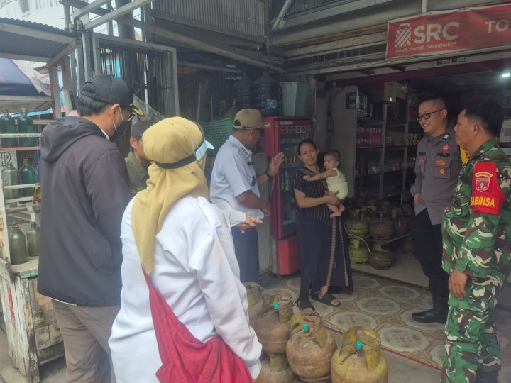 Rabu, 31 Desember 2025, Kelurahan Karang Anyar beserta unsur Keamanan dan Ketertiban Kelurahan Karang Anyar melaksanakan kegiatan pembagian dari Surat Edaran Dinas Lingkungan Hidup (DLH) Kota Samarinda Nomor: 600.4.15.5/2980/100.12 tertanggal 22 Desember 2025, mengenai Pengendalian Sampah Perayaan Tahun Baru 2026 kepada para pedagang musiman di Jalan-Jalan Kelurahan Karang Anyar.