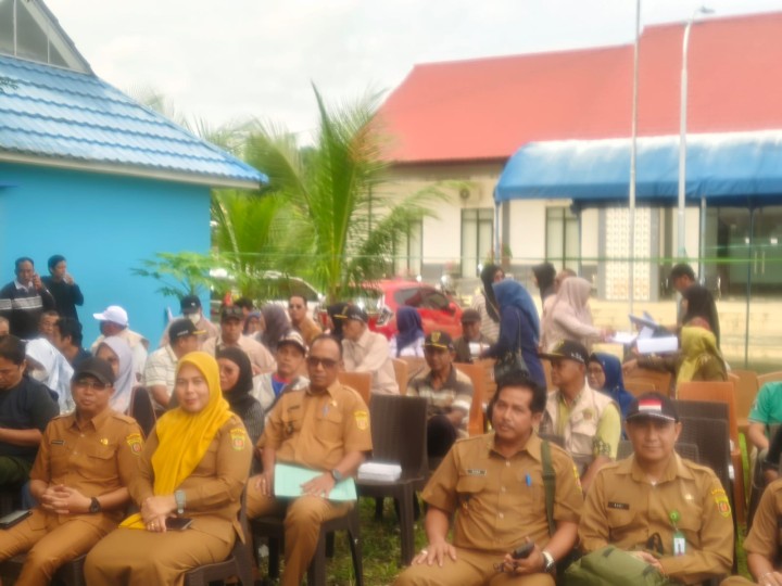 Senin, 05 Januari 2026, Kelurahan Karang Anyar mendampingi dan mengkuti kegiatan Penyerahan bibit tanaman penghijauan Kecamatan Sungai Kunjang di Kantor Kecamatan Sungai Kunjang bersama Ketua RT.030,031,033 dan 034 sebagai penerima bantuan di wilayah Kelurahan Karang Anyar