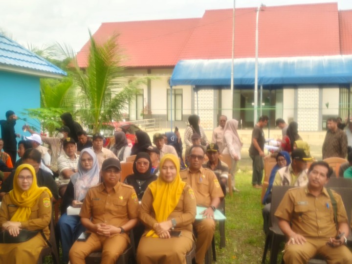 Senin, 05 Januari 2026, Kelurahan Karang Anyar mendampingi dan mengkuti kegiatan Penyerahan bibit tanaman penghijauan Kecamatan Sungai Kunjang di Kantor Kecamatan Sungai Kunjang bersama Ketua RT.030,031,033 dan 034 sebagai penerima bantuan di wilayah Kelurahan Karang Anyar