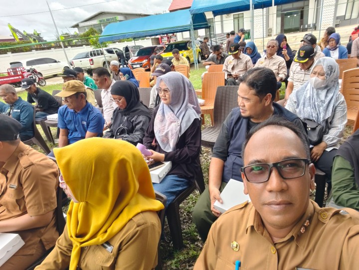 Senin, 05 Januari 2026, Kelurahan Karang Anyar mendampingi dan mengkuti kegiatan Penyerahan bibit tanaman penghijauan Kecamatan Sungai Kunjang di Kantor Kecamatan Sungai Kunjang bersama Ketua RT.030,031,033 dan 034 sebagai penerima bantuan di wilayah Kelurahan Karang Anyar