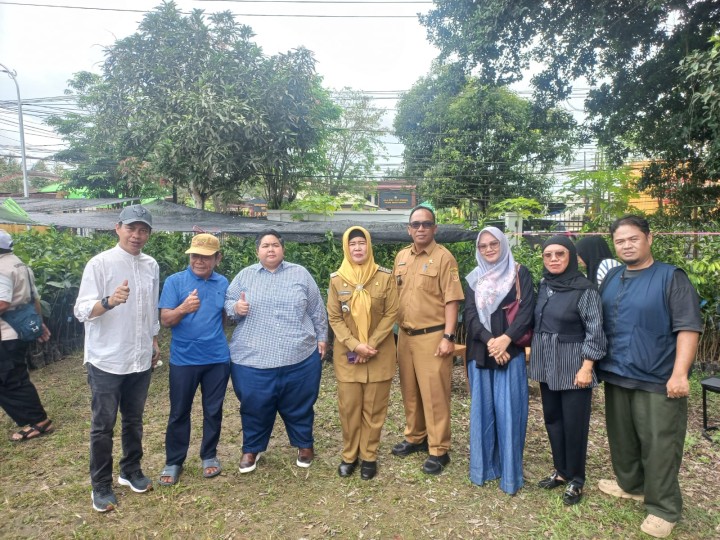 Senin, 05 Januari 2026, Kelurahan Karang Anyar mendampingi dan mengkuti kegiatan Penyerahan bibit tanaman penghijauan Kecamatan Sungai Kunjang di Kantor Kecamatan Sungai Kunjang bersama Ketua RT.030,031,033 dan 034 sebagai penerima bantuan di wilayah Kelurahan Karang Anyar