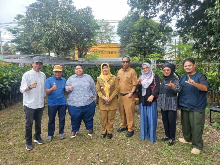 Senin, 05 Januari 2026, Kelurahan Karang Anyar mendampingi dan mengkuti kegiatan Penyerahan bibit tanaman penghijauan Kecamatan Sungai Kunjang di Kantor Kecamatan Sungai Kunjang bersama Ketua RT.030,031,033 dan 034 sebagai penerima bantuan di wilayah Kelurahan Karang Anyar