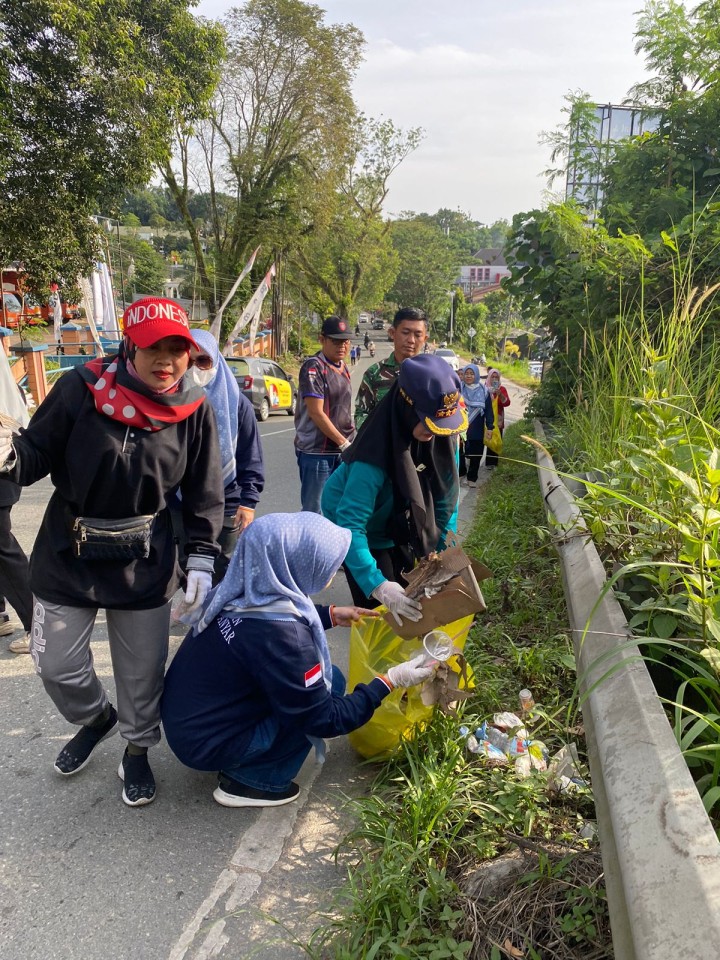 Jumat, 23 Januari 2026, Kecamatan Sungai Kunjang bersama Kelurahan Karang Anyar dan unsur sipil, keamanan dan ketertiban lingkungan melaksanakan aksi pungut sampah plastik di sepanjang Jalan MT. Haryono.