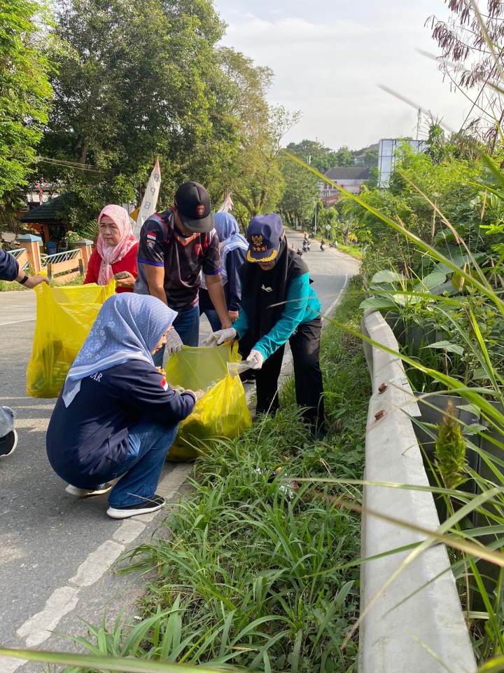 Jumat, 23 Januari 2026, Kecamatan Sungai Kunjang bersama Kelurahan Karang Anyar dan unsur sipil, keamanan dan ketertiban lingkungan melaksanakan aksi pungut sampah plastik di sepanjang Jalan MT. Haryono.