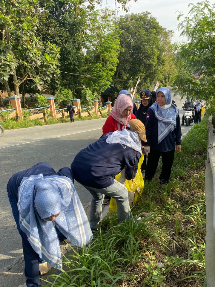 Jumat, 23 Januari 2026, Kecamatan Sungai Kunjang bersama Kelurahan Karang Anyar dan unsur sipil, keamanan dan ketertiban lingkungan melaksanakan aksi pungut sampah plastik di sepanjang Jalan MT. Haryono.
