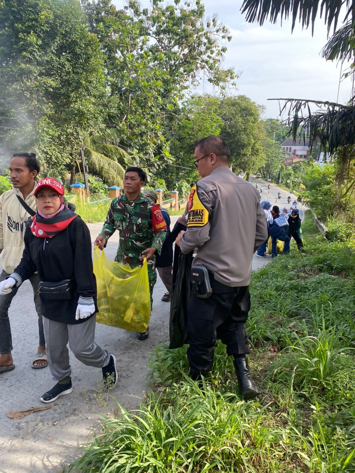 Jumat, 23 Januari 2026, Kecamatan Sungai Kunjang bersama Kelurahan Karang Anyar dan unsur sipil, keamanan dan ketertiban lingkungan melaksanakan aksi pungut sampah plastik di sepanjang Jalan MT. Haryono.