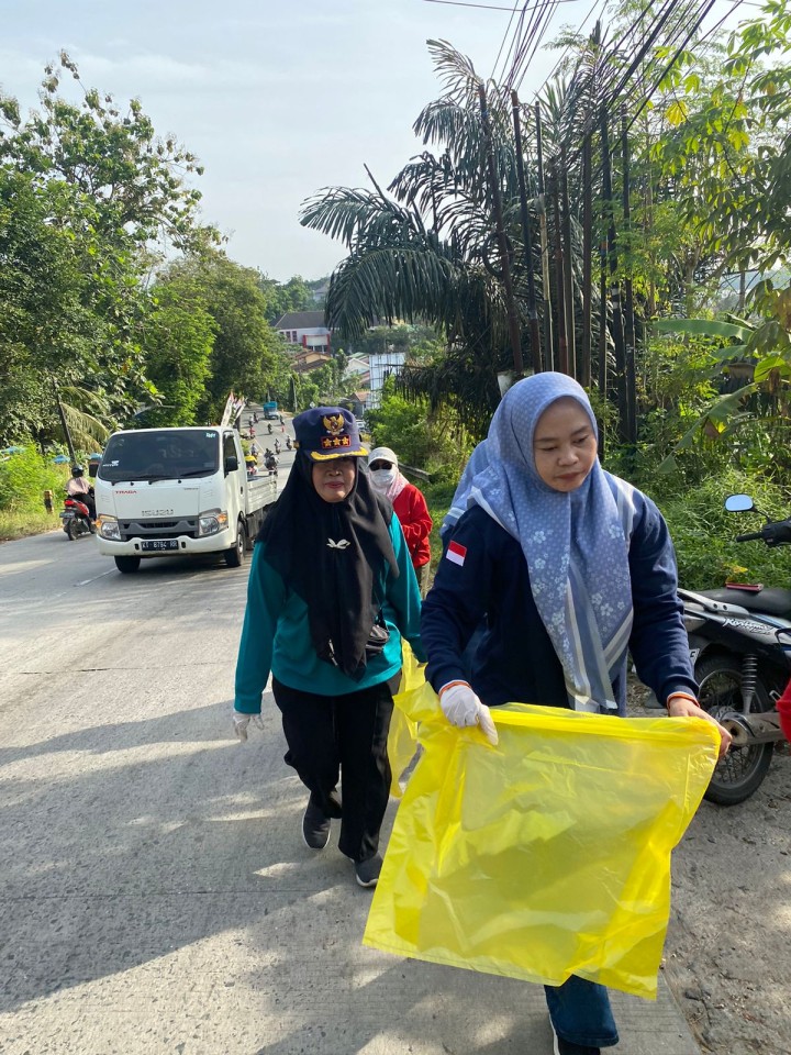 Jumat, 23 Januari 2026, Kecamatan Sungai Kunjang bersama Kelurahan Karang Anyar dan unsur sipil, keamanan dan ketertiban lingkungan melaksanakan aksi pungut sampah plastik di sepanjang Jalan MT. Haryono.