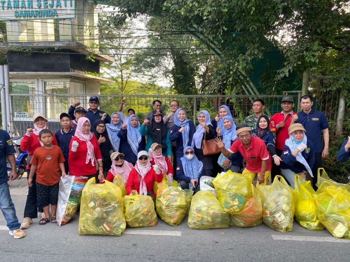 Jumat, 23 Januari 2026, Kecamatan Sungai Kunjang bersama Kelurahan Karang Anyar dan unsur sipil, keamanan dan ketertiban lingkungan melaksanakan aksi pungut sampah plastik di sepanjang Jalan MT. Haryono.