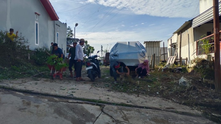 Minggu, 08 Februari 2026 Kelurahan Karang Anyar melakukan monitoring kegiatan  gotong royong di RT 11 , 37 dan 38 Jalan kelapa gading