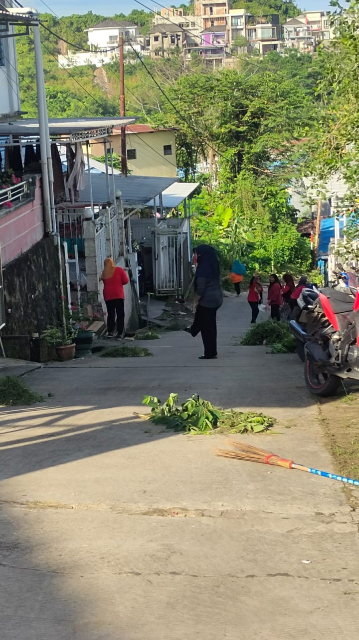 Minggu, 08 Februari 2026 Kelurahan Karang Anyar melakukan monitoring kegiatan  gotong royong di RT 11 , 37 dan 38 Jalan kelapa gading
