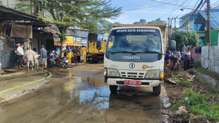 Minggu, 08 Februari 2026 Kelurahan Karang Anyar melakukan monitoring kegiatan  gotong royong di RT 11 , 37 dan 38 Jalan kelapa gading
