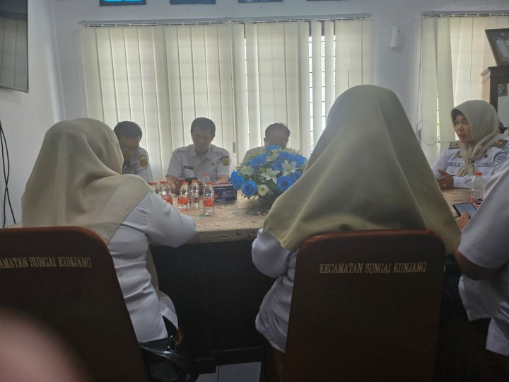 Rabu, 11 Februari 2026, Kelurahan Karang Anyar menghadiri kegiatan Rapat Koordinasi Penanganan Stunting di Wilayah Kecamatan Sungai kunjang di Ruang Rapat Camat Sungai Kunjang.
