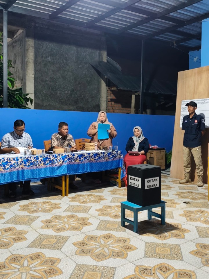 Rabu, 11 Februari 2026, Kelurahan Karang Anyar menghadiri dan mengawasi jalannya proses Pemilihan Ketua RT.037 di Jalan Kelapa Gading.