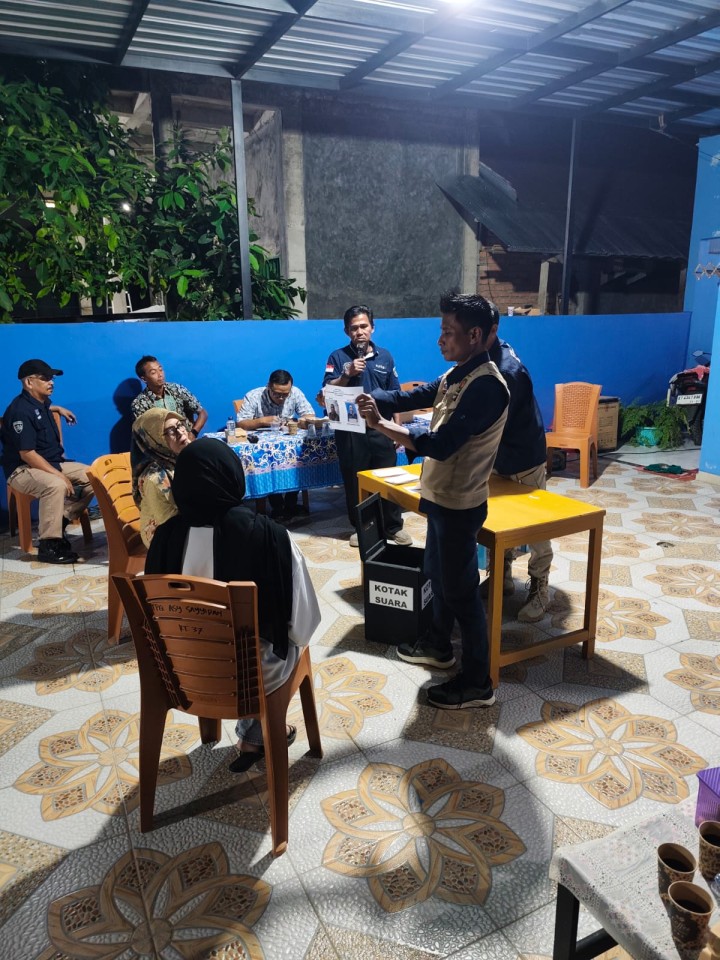 Rabu, 11 Februari 2026, Kelurahan Karang Anyar menghadiri dan mengawasi jalannya proses Pemilihan Ketua RT.037 di Jalan Kelapa Gading.