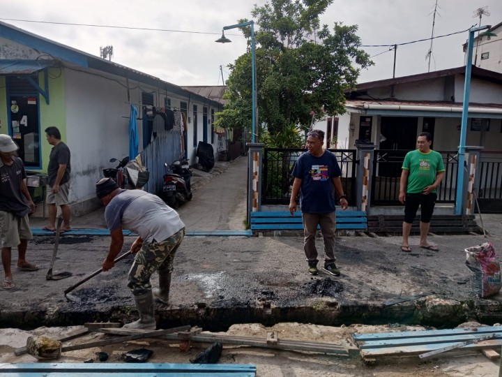 Minggu, 15 Februari 2026, Kelurahan Karang Anyar mendampingi dan mengawasi jalannya kegiatan gotong royong di wilayah RT.003, 005, 006, 008, 009, 010, 012, 036