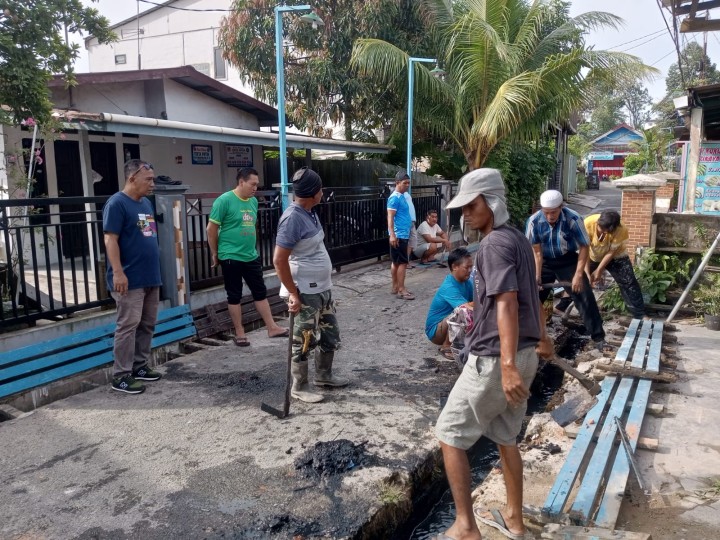 Minggu, 15 Februari 2026, Kelurahan Karang Anyar mendampingi dan mengawasi jalannya kegiatan gotong royong di wilayah RT.003, 005, 006, 008, 009, 010, 012, 036