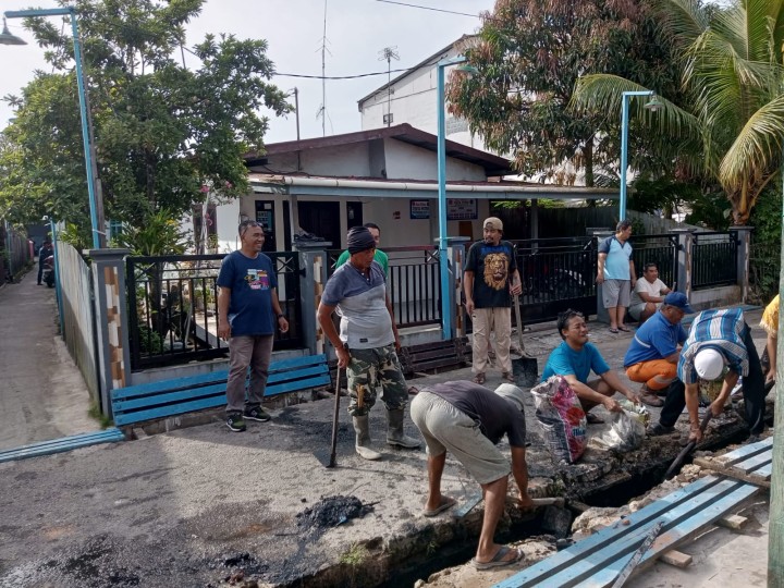 Minggu, 15 Februari 2026, Kelurahan Karang Anyar mendampingi dan mengawasi jalannya kegiatan gotong royong di wilayah RT.003, 005, 006, 008, 009, 010, 012, 036