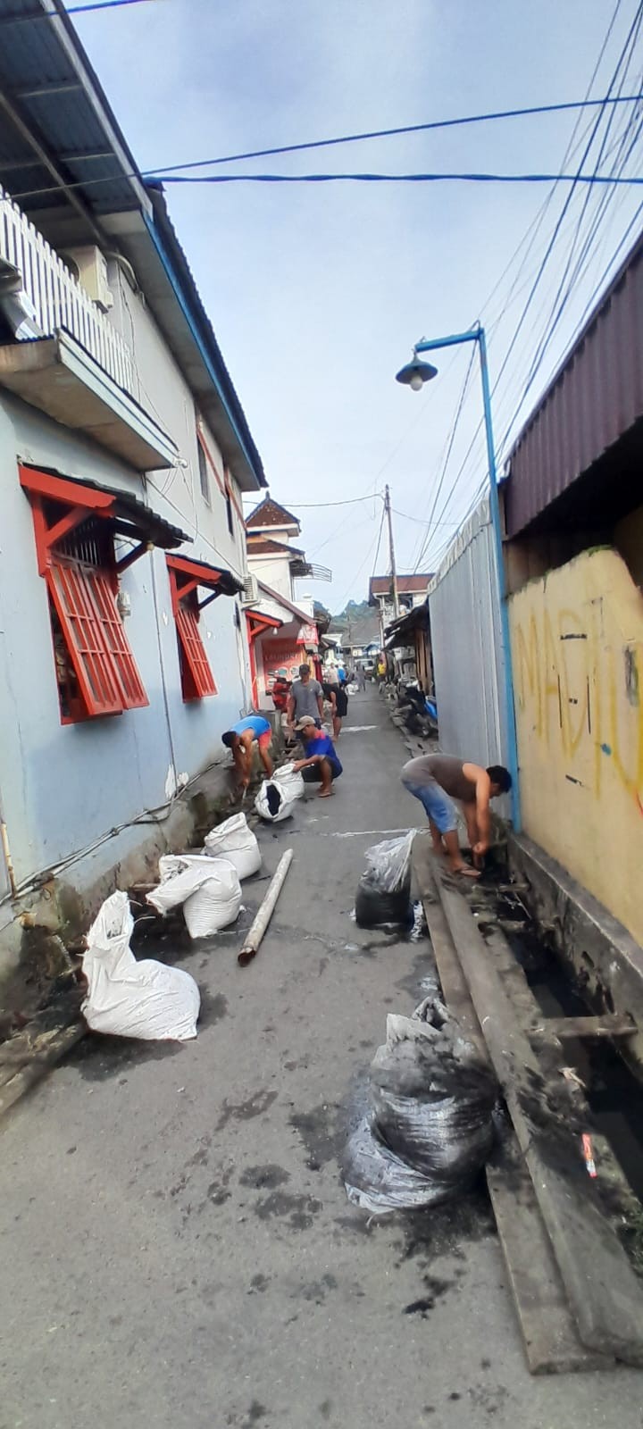 Minggu, 15 Februari 2026, Kelurahan Karang Anyar mendampingi dan mengawasi jalannya kegiatan gotong royong di wilayah RT.003, 005, 006, 008, 009, 010, 012, 036